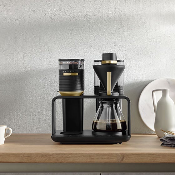 Melitta® epos Filter Coffee Maker 6776227 – lifestyle kitchen scene with jug, mug, and decorative vase