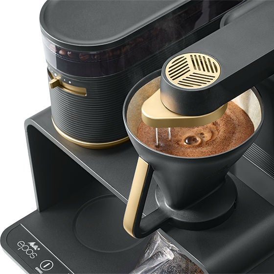 Melitta® epos Filter Coffee Maker 6776227 – close-up of coffee brewing in open filter with golden showerhead