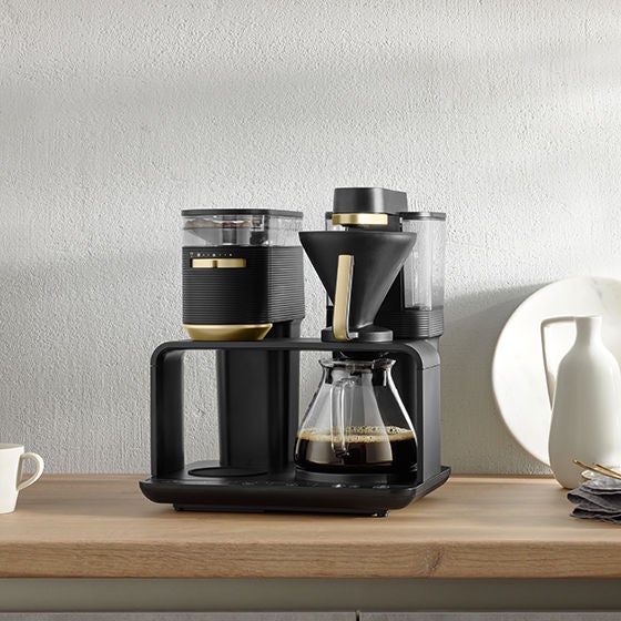 Melitta® epos Filter Coffee Maker 6776227 – lifestyle kitchen scene with jug, mug, and decorative vase